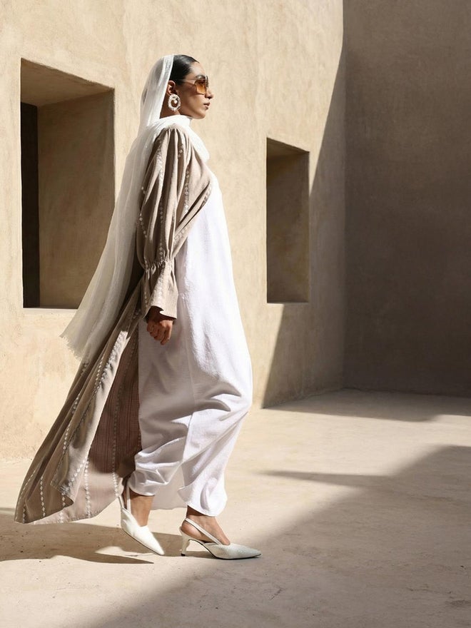 ISHIN Beige Crinkled Cotton Relaxed Abaya with Hijab - Image 3